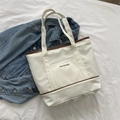 Bolso tote de lona blanca con ribete de cuero marrón y detalle de Meixiaomei - Blanco