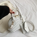 Dettaglio borsa a conchiglia trapuntata bianca con zip dorate e mini astuccio coordinato - Bianco