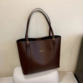 Grande borsa tote bicolore marrone scuro in ecopelle con scritta fashion dorata - Marrone