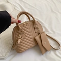 Dettaglio borsa a tracolla beige a forma di conchiglia con cuciture a V e metallo oro - Cachi