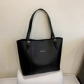 Grande borsa tote nera in ecopelle con dettagli dorati e doppie tracolle lunghe - Nero