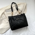 Klassische schwarze gesteppte Shopper-Tasche mit goldenen Ketten und Logo-Label - Schwarz