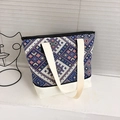Bolso saco étnico con patrón geométrico azul, cuero blanco y correa de lona ancha - Azul