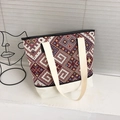 Bolso tote de lona con patrón étnico geométrico, costuras en contraste y asas firmes - Rojo