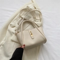 Retro beige emmertas van generfd leer met gouden draaisluiting en verstelbare schouderriem - Broken Wit