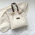 Schicke beige gesteppte Tote Bag mit goldenen Ketten und Kunstledergriffen - Weiß und Kaffee
