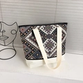Bolso tote de tejido étnico con patrones de rombos coloridos y asas blanco roto - Negro