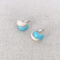 Boucles d'oreilles créoles en C émaillées crème et bleu ciel avec tiges en argent - Bleu