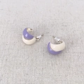 Boucles d'oreilles chic émaillées en forme de C, lavande et crème avec tiges en argent 925 - Violet