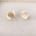 Minimalist cream enamel C-shaped irregular hoop earrings with 925 silver pins - Beige