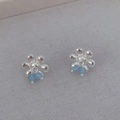 Détails de boucles d'oreilles fleurs en argent avec pétales ciselés et perles bleu clair - Perles Bleues
