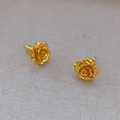 Elegante goldene Rosen-Ohrstecker mit geschichteten Blütenblättern auf weichem Stoff - Gold
