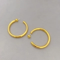 Detailansicht großer goldener C-Form Creolen mit einer glatten, polierten Oberfläche - Gold (Mittel 4cm)