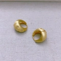 Pendientes de aro gruesos chapados en oro con acabado cepillado mate e incrustaciones de estrella - Oro Cepillado