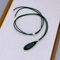 Collier avec pendentif goutte en agate noire et cordon noir aux détails argentés - Collier en agate noire