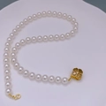 Elegante collana di perle bianche con chiusura a quadrifoglio dorata e piccolo diamante lucido - Stile Spesso Chiusura a Quadrifoglio