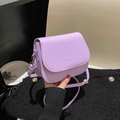 Sacoche compacte violette en cuir mat avec lettrage argenté et bandoulière réglable - Violet