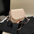 Bolso bandolera beige elegante con texto grabado y detalles metálicos plateados - Caqui