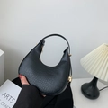 Borsa a mezzaluna nera minimalista con trama a coccodrillo e dettagli dorati - Nero