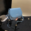Bolso de hombro azul cielo minimalista con correa ajustable sobre tela de tweed - Azul