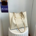 Elegante borsa tote in ecopelle bianco avorio con etichetta e catena dorata - Bianco Sporco