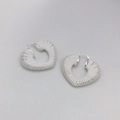 Orecchini a cerchio a forma di cuore avvolti in corda bianca con base in rame placcato oro - Bianco