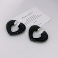 Orecchini a cerchio a cuore in corda nera intrecciata con fermagli argentati eleganti - Nero