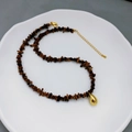 Collar artesanal de piedras marrones irregulares con colgante de gota dorada pulida - Ojo de tigre
