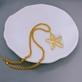 Collar con colgante de estrella de mar dorada texturizada y cadena de cordón elegante - Dorado