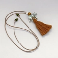 Collier zèbre avec longue frange jaune et perles vertes sur cordon tressé marron - Marron