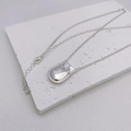 Collana minimalista con ciondolo a sacchetto portafortuna in argento su base di pietra - 48+5cm / Argento-Superficie liscia
