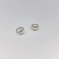 Zilveren croissant stijl oorbellen met elegante verticale groeven in een strak design - Zilver