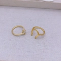 Detalle de conjunto de anillos dobles dorados con circón cuadrado y diseño de herradura - Juego de Anillos de Oro (Juego de 2)