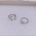 Detalle de anillo de herradura de plata S925 con circonitas y anillo solitario talla esmeralda - Juego de Anillos de Oro Blanco (Juego de 2)