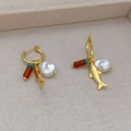 Goldene Creolen mit Barockperle, Fisch-Anhänger und roter Chalcedon-Perle für Damen - Rot