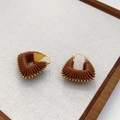 Boucles d'oreilles rétro en cuir tressé marron de forme triangle avec rivets dorés - Marron
