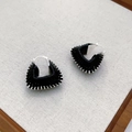 Détail de boucles d'oreilles en cuir noir enroulé à la main avec bords en métal argenté - Noir