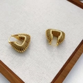 Boucles d'oreilles rétro dorées avec cuir et design de texture métallique de luxe - Doré