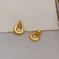 Vintage Ohrringe mit mattem 18K Gold-U-Anhänger auf strukturiertem neutralem Stoff - Gold