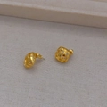 Makroaufnahme goldener quadratischer Ohrstecker mit feiner Webstruktur und mattem Finish - Quadratisch / Gold