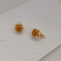 Elegantes pendientes de rosa en malla bañados en oro de 18K con perlas blancas - Dorado
