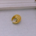 Détail macro d'une bague ajustable plaquée or avec dôme maillé sur tissu blanc - Bague Large / Doré