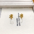 Modische zweifarbige Blumenohrringe mit goldenen Blüten und silbernen Blattanhängern - Aster