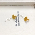 Elegante zweifarbige Gold- und Silber-Tulpenohrringe auf Elfenbeinkartonage - Tulpe
