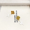 Bicolor Blumen-Ohrhänger mit goldenen Blüten und silbernen Blättern in einer Box - Vierblättriges Kleeblatt