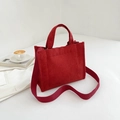 Sac cabas en velours côtelé rouge foncé avec poignées et bandoulière sur un lit blanc - Rouge
