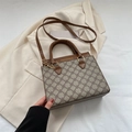 Draagtas met bruin lederen handvat en beige monogrampatroon op een blazer achtergrond - Monogram Koffie
