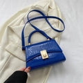 Sac bandoulière bleu motif crocodile avec poignée tressée et fermoir rotatif doré - Bleu