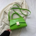 Sac bandoulière vert vif motif crocodile avec poignée tressée et fermoir doré chic - Vert