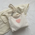 Bolso tote de lona acolchada beige con parche de corazón rosa y cadena de metal plata - Blanco